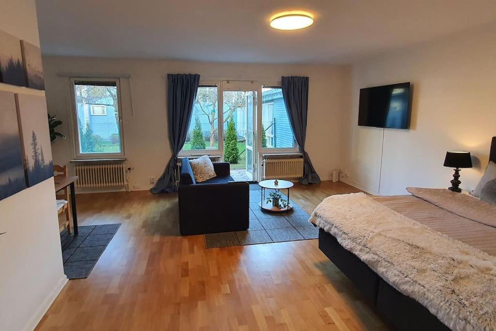 Apartment With Garden Near Metro! Stockholm Buitenkant foto