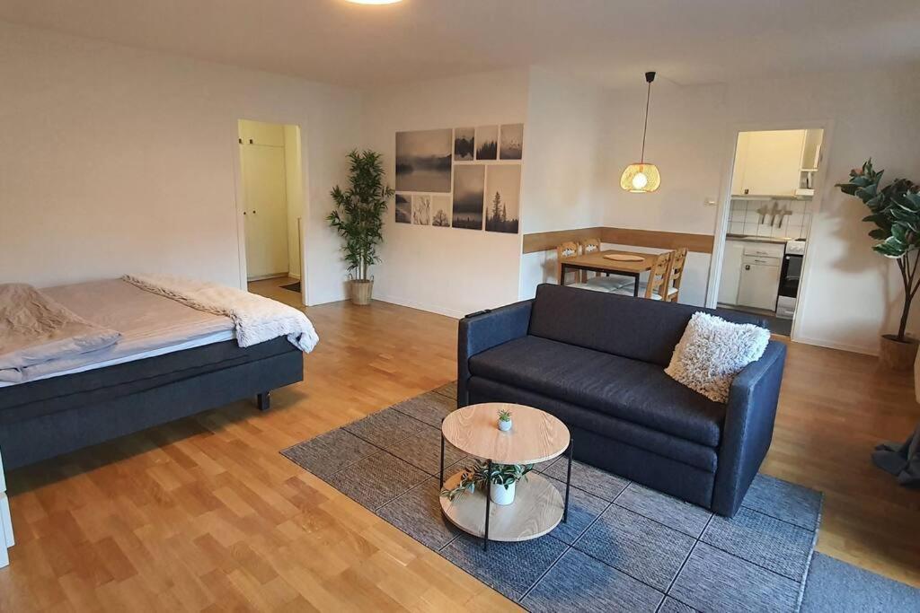 Apartment With Garden Near Metro! Stockholm Buitenkant foto