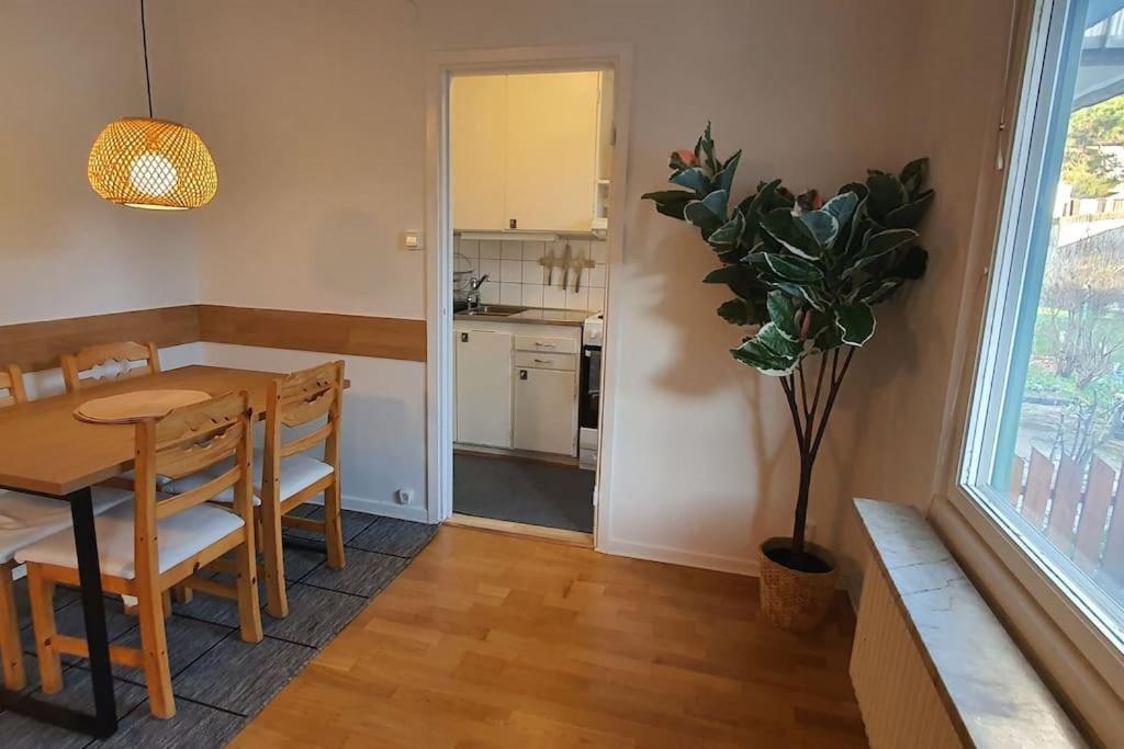Apartment With Garden Near Metro! Stockholm Buitenkant foto