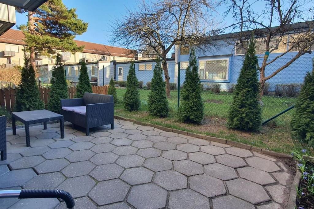 Apartment With Garden Near Metro! Stockholm Buitenkant foto